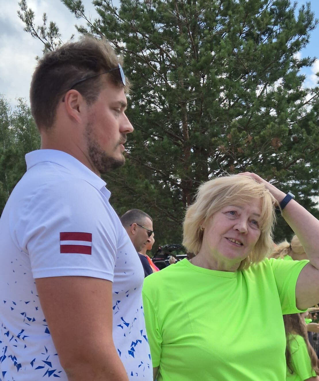 Jeļena Solovjova ar dalībnieku Ogre Turtle Swim 2025 laikā