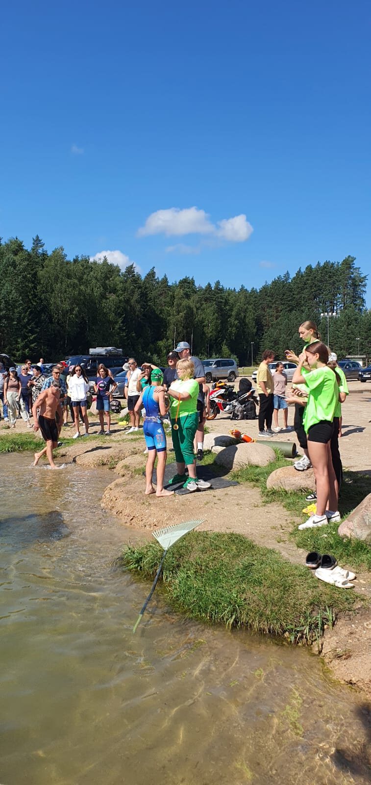 Dalībnieki pie ūdens malas